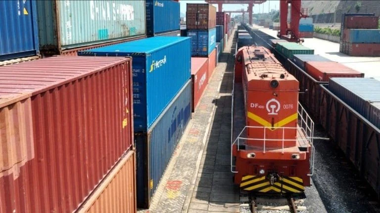 Một chuyến tàu vận tải container trên tuyến CERE. Ảnh: SCMP