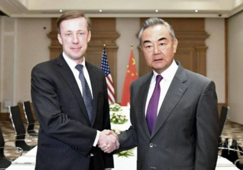 Cố vấn an ninh quốc gia Mỹ Jake Sullivan và Ngoại trưởng Trung Quốc Vương Nghị. Ảnh: Kyodo