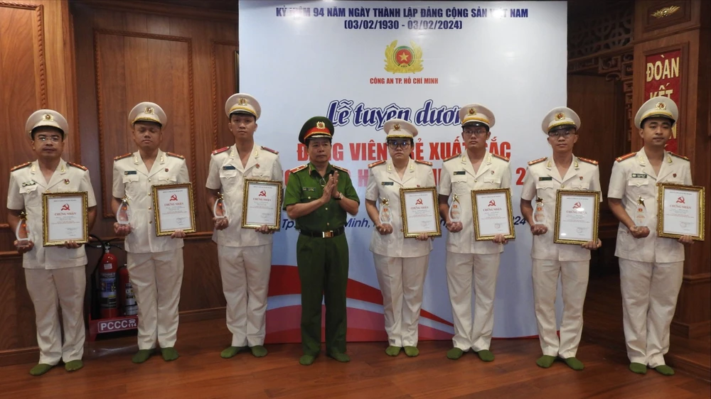 Thiếu tướng Trần Đức Tài, Phó Giám đốc Công an TPHCM trao giấy chứng nhận cho 31 đảng viên trẻ xuất sắc của Công an TPHCM