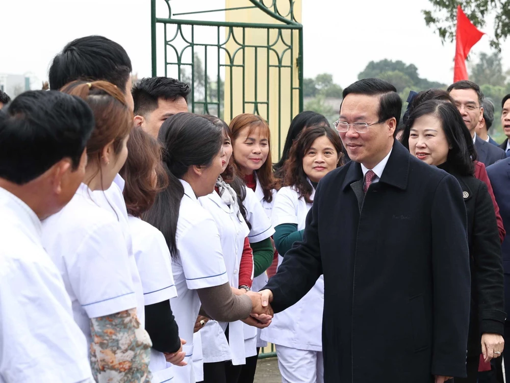 Chủ tịch nước Võ Văn Thưởng với các thầy thuốc của Trạm Y tế xã Thanh Phong, huyện Thanh Liêm, tỉnh Hà Nam. Ảnh: TTXVN