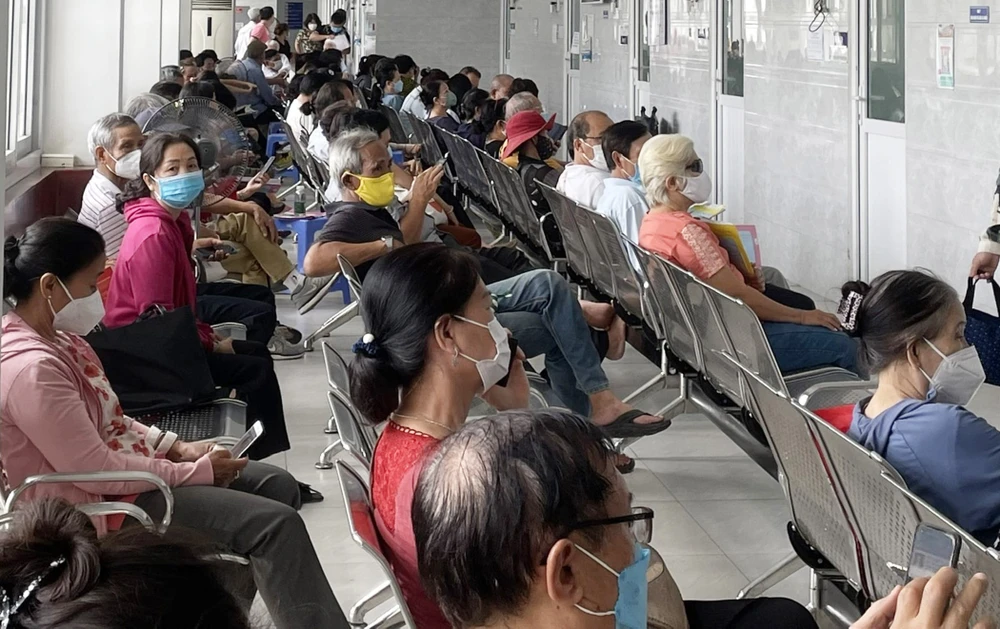 Người dân chờ khám chữa bệnh tại Bệnh viện Thống Nhất, TPHCM. Ảnh: THÀNH AN