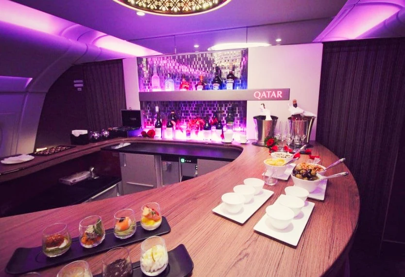 Quầy bar trên máy bay Airbus A380 của Hãng hàng không Qatar Airways. Ảnh: GOD SAVE THE POINTS