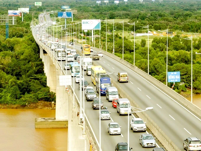 Xe nối đuôi di chuyển chậm lên cầu Long Thành trên đường cao tốc TPHCM - Long Thành - Dầu Giây. Ảnh: HOÀNG HÙNG
