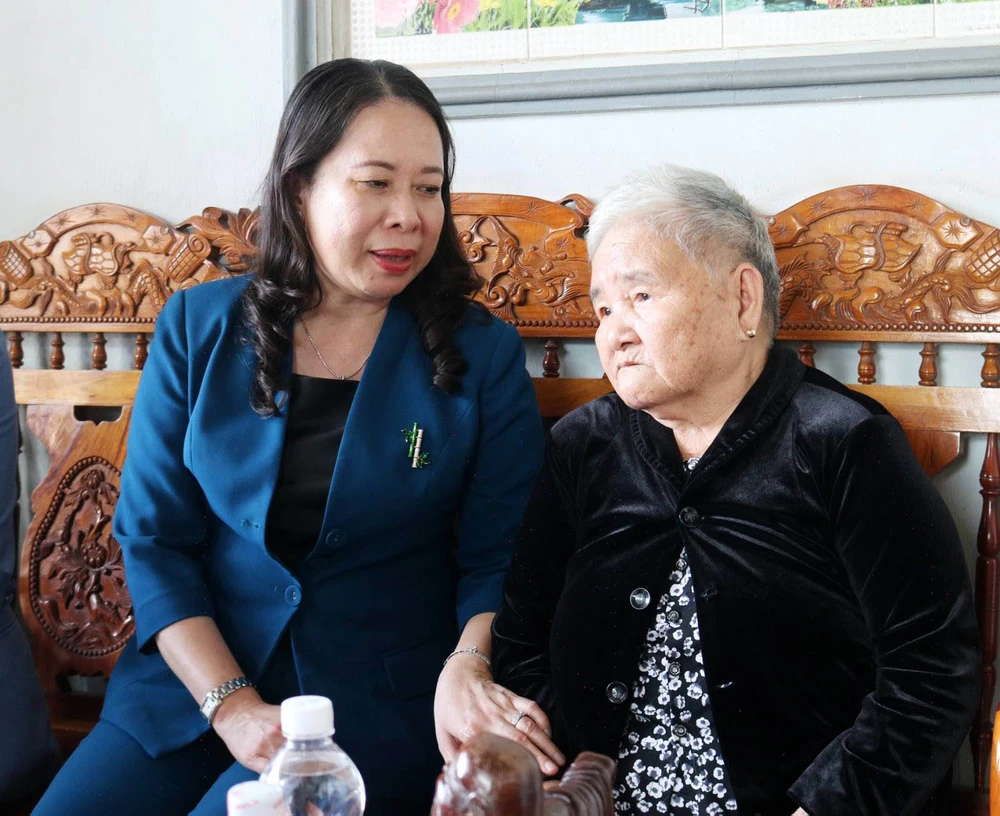 Đồng chí Võ Thị Ánh Xuân thăm hỏi Bà mẹ Việt Nam Anh hùng Lê Thị Đặng (88 tuổi)