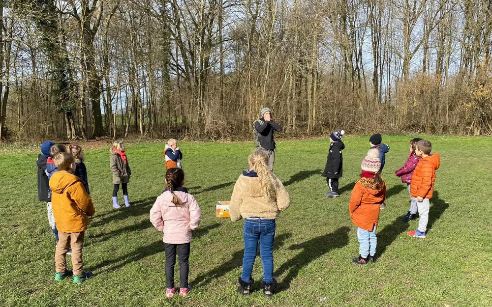 Các học sinh Trường Vezin, Bỉ trong một buổi học ngoài trời. Ảnh: VEZIN SCHOOL