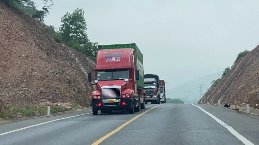 Từ ngày 4-4, sẽ cấm xe tải nặng lưu thông vào đường cao tốc Cam Lộ - La Sơn