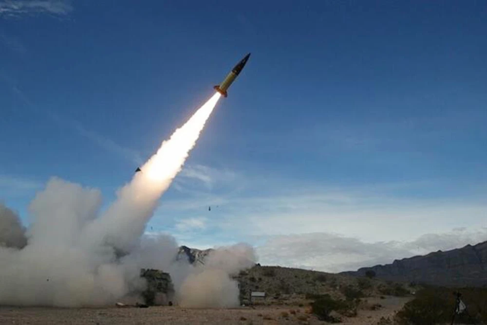 Tên lửa phóng từ Iran về phía Israel rạng sáng 14-4 (giờ Việt Nam). Ảnh: IRNA