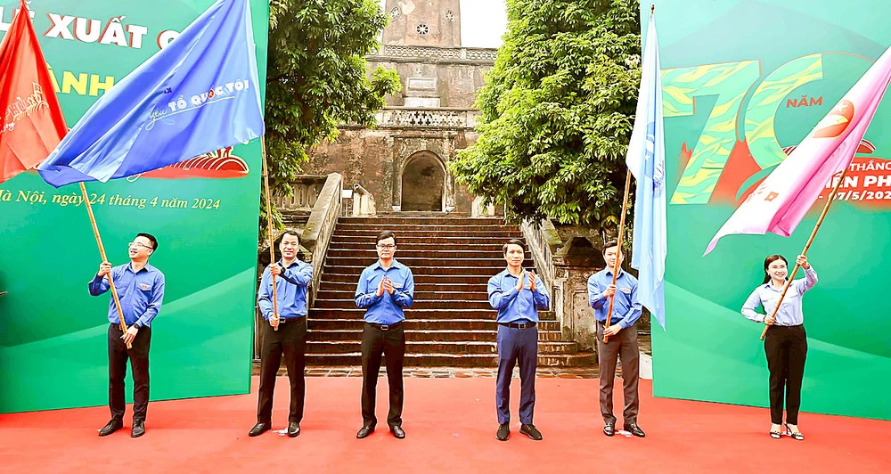 Bí thư thứ nhất Trung ương Đoàn Bùi Quang Huy trao cờ lệnh xuất phát cho các đoàn công tác. Ảnh: TTXVN