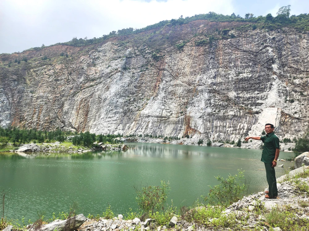 Ông Nguyễn Quốc Ái (ở xã Thạch Hải) lo lắng bên hồ sâu mất an toàn do khai thác đá để lại