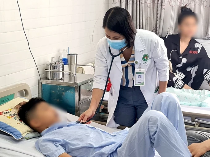 Một học sinh bị ngộ độc thực phẩm đang được theo dõi tại Bệnh viện Lê Văn Thịnh