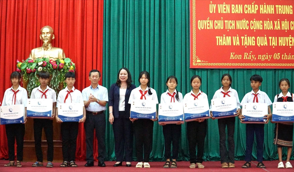 Quyền Chủ tịch nước Võ Thị Ánh Xuân tặng quà cho học sinh có hoàn cảnh khó khăn