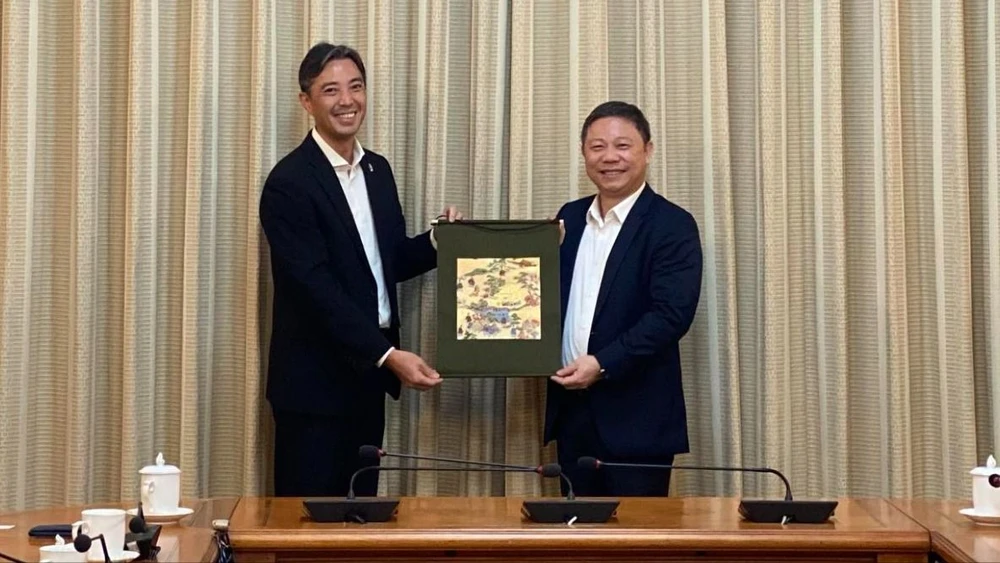 Phó Chủ tịch UBND TPHCM Dương Anh Đức và ông Nozaki Takao, tân Chủ tịch Hiệp hội Doanh nghiệp Nhật Bản tại TPHCM (JCCH). Ảnh: XUÂN HẠNH