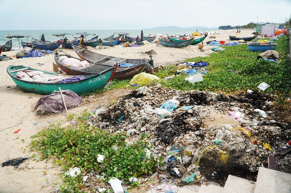 Khu neo đậu tàu thuyền xã Phước Thuận có nhiều bãi rác tự phát bốc mùi hôi thối