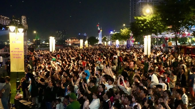 Hàng ngàn người dân theo dõi màn trình diễn nghệ thuật “Lung linh dòng sông hát” tại Lễ hội Sông nước TPHCM lần 2, tối 9-6. Ảnh: HOÀNG HÙNG