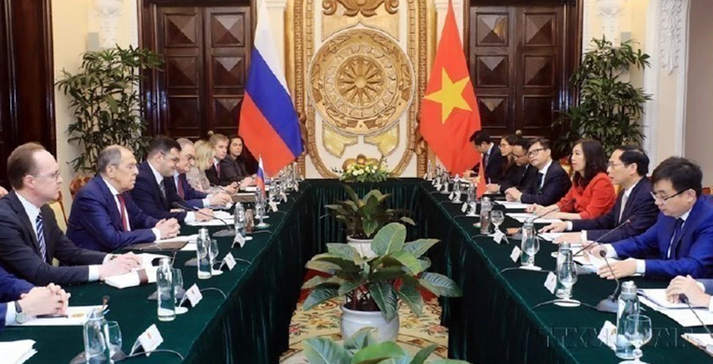 Bộ trưởng Ngoại giao Bùi Thanh Sơn hội đàm với Bộ trưởng Ngoại giao Sergey Lavrov thăm Việt Nam đúng thời điểm 10 năm thiết lập quan hệ Đối tác chiến lược toàn diện giữa hai nước (Hà Nội, 6-7-2022). Ảnh: TTXVN