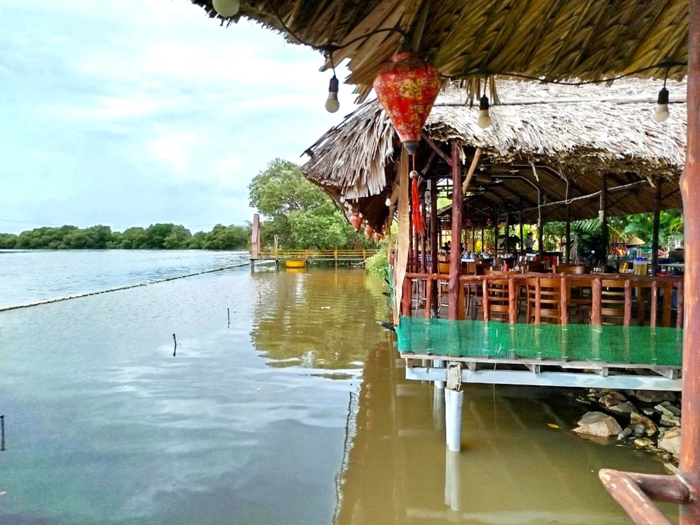 Nhà hàng xây dựng hàng loạt địa điểm kinh doanh lấn chiếm bờ sông Bình Lợi