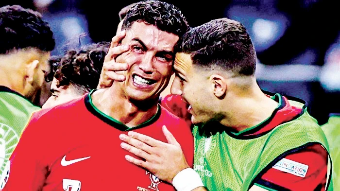 Ronaldo bật khóc vì sút hỏng quả phạt đền trong trận gặp Slovenia