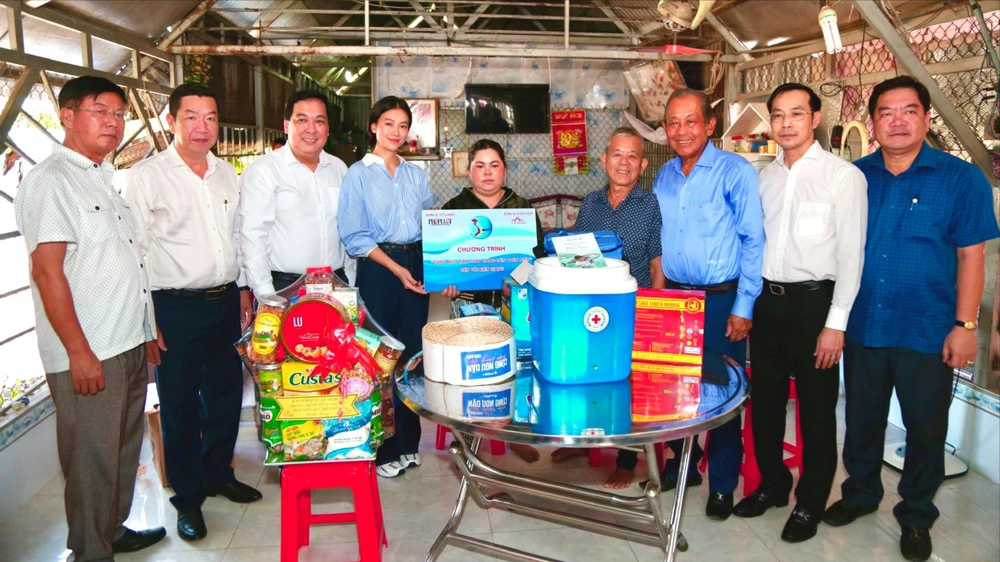 Nguyên Phó Thủ tướng Thường trực Trường Hòa Bình và Ban tổ chức chương trình “Cùng ngư dân thắp sáng đèn trên biển” tặng quà cho ngư dân khó khăn ở Kiên Giang