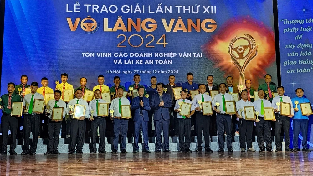 Uỷ ban An toàn giao thông Quốc gia đã trao giải thưởng Vô lăng vàng lần thứ 12