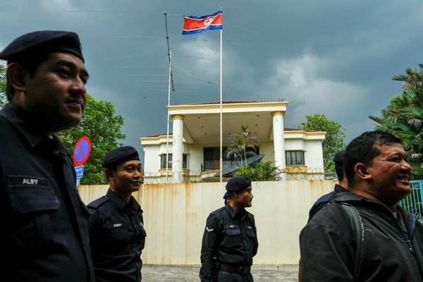 Malaysian police guard in front of the DPRK Embassy in Kuala Lumpur (Photo: theatlantic.com)
