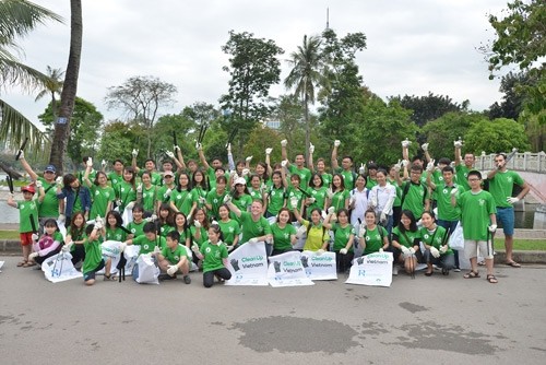 U.S. Ambassador & 1,000 volunteers join environmental protection