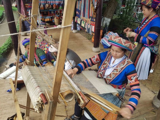 A process of making Vietnamese handicraft products 