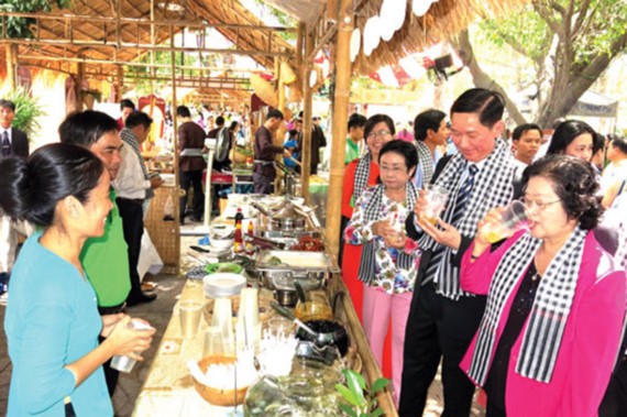 Visitors enjoy the 2016 Southern Cuisin Festival
