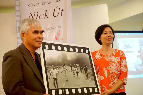 AP photographer Nick Ut presents his photo, “The Napalm girl” to the Vietnamese Women's Museum.