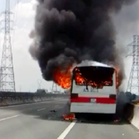 Cháy xe khách trên cao tốc TPHCM-Trung Lương