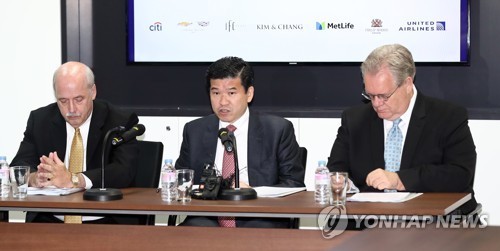  From left is David Ruch, former head of the American Chamber of Commerce; James Kim, chairman of the American Chamber of Commerce and CEO of GM Korea; and Jeffrey Jones, former chairman of the American Chamber of Commerce. (Yonhap)