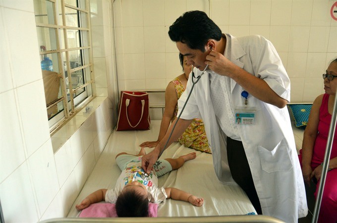 A child with dengue fever is treated in Đà Nẵng City Hospital for Women and Children. — VNA/VNS Photo DinhVanNHieu