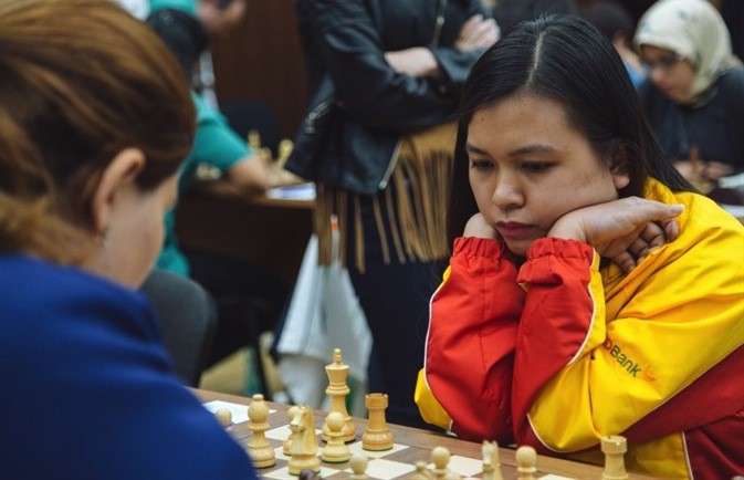 Vietnam's Mai Hung (right) beats Mammadova Gulnar of Azerbaijan in just 33 points.