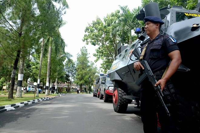 An Indonesian policeman guards near a police station after a stabbing attack in Medan (Photo: AFP/VNA)