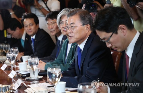 his photo, taken on June 29, 2017, shows President Moon Jae-in (2nd from R) speaking during a meeting with U.S. lawmakers in Washington, D.C. (Yonhap)
