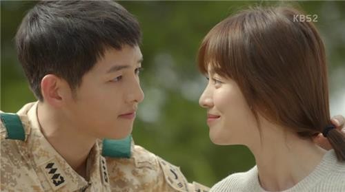A still from KBS 2TV series "Descendants of the Sun" showing actor Song Joong-ki (L) and actress Song Hye-kyo (Yonhap)
