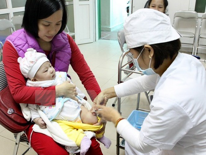 A doctor administers the Quinvaxem vaccine at the Trương Định Ward Clinic in the capital city’s Hai Bà Trưng District. — VNA/VNS