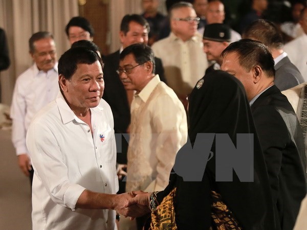 Philippine President Rodrigo Duterte (L) at the Eid al-Fitr in Manila (Source: Xinhua/VNA)