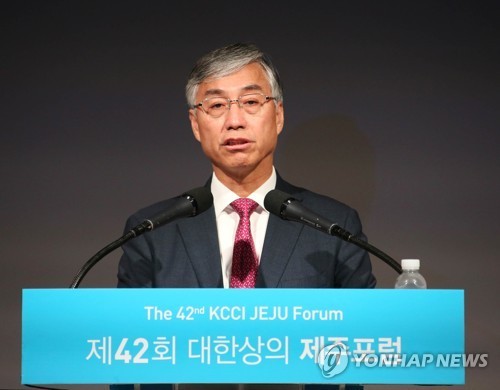 Chinese Ambassador Qiu Guohong speaks during a forum held by the Korea Chamber of Commerce & Industry held on Jeju Island on July 22, 2017. (Yonhap)