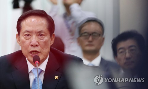 This photo taken on July 31, 2017, shows South Korean Defense Minister Song Young-moo speaking to lawmakers over North Korea's missile threats. (Yonhap)