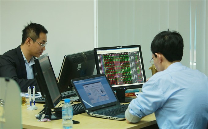 Investors at MBS Securities in Hà Nội. - VNS Photo Trương Vi