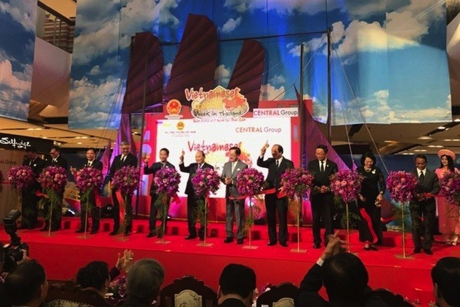 Prime Minister Nguyễn Xuân Phúc and Việt Nam’s high-ranking delegation yesterday attended and cut the ribbon opening the second Vietnamese Goods Week in Thailand.– Photo nongnghiep.