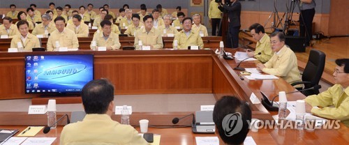 President Moon Jae-in (second from R) speaks in a policy briefing session held at the government complex in Seoul on Aug. 23, 2017, involving ministers and officials from the foreign and unification ministries. (Yonhap)