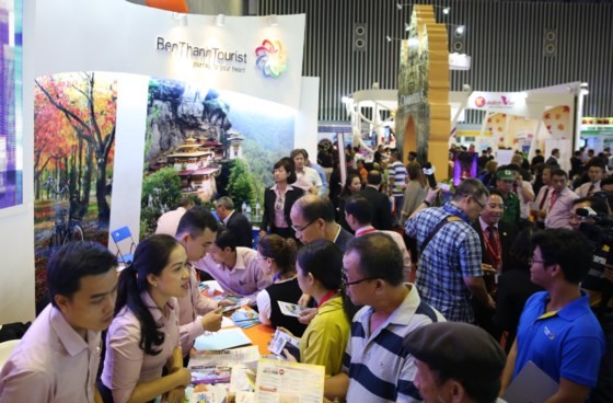 Tourists asked tourism information at ITE HCMC 2016