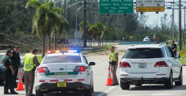 A police checkpoint on US Highway 1 blocks access to the Florida Keys following Hurricane Irma. — AFP/VNA Photo 