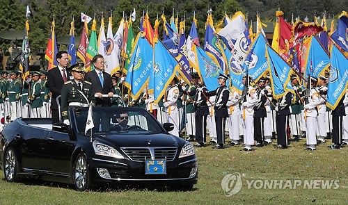 South Korean President Moon Jae-in (R) and Defense Minister Song Young-moo inspect honor guards during an Armed Forces Day ceremony held at the Navy's Second Fleet in Pyeongtaek, Gyeonggi Province, on Sept. 28, 2017. (Yonhap)