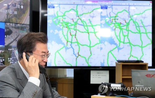 President Moon Jae-in broadcasts live the current traffic conditions as a daily traffic correspondent at the local radio station tbs in Seongnam, south of Seoul, on Oct. 2, 2017. (Yonhap)