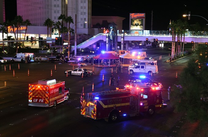 A gunman has opened fire on a music festival in Las Vegas, leaving at least 2 people dead. Police have confirmed that one suspect has been shot. The investigation is ongoing. — AFP/VNA Photo