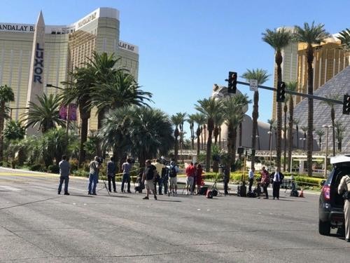 This photo shows reporters near the site of the deadliest shooting rampage in modern American history outside the Mandalay Bay Resort and Casino in Las Vegas, Nevada, on Oct. 3, 2017. (Yonhap)