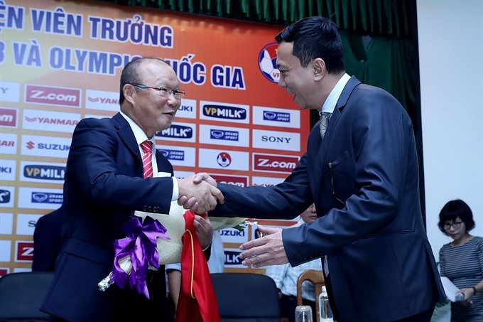 Coach Park Hang-seo (left) shakes hand with Việt Nam Football Federation Vice President Trần Quốc Tuấn -Photo: VNS