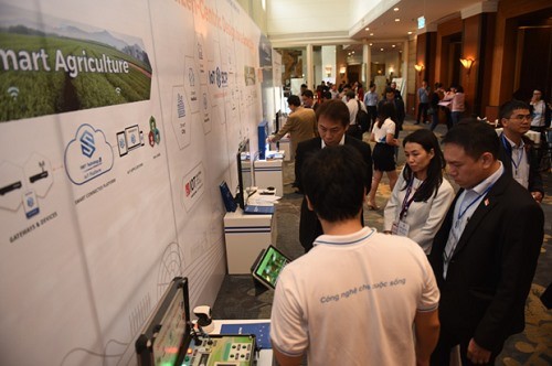 Visitors stand before VNPT’s presentation stall during the 2017 Việt Nam ICT Investment Forum in Hà Nội. — Photo xahoithongtin.com.vn
